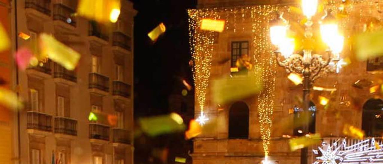 Celebración de una Nochevieja en la plaza Mayor de Gijón.