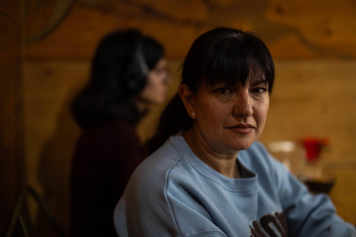 Barcelona 23/01/2026 Sociedad. Sandra y su hija Eva,de 23 años,que ha pasado un periplo de diagnósticos de salud mental hasta que le diagnosticaron autismo. AUTOR: JORDI OTIX