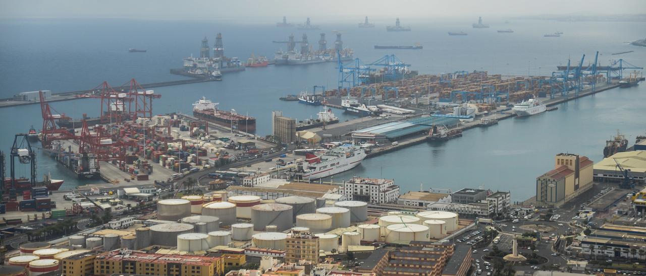 Imagen aérea del Puerto de Las Palmas, con la zona destinada al almacenamiento de combustibles en primer término.