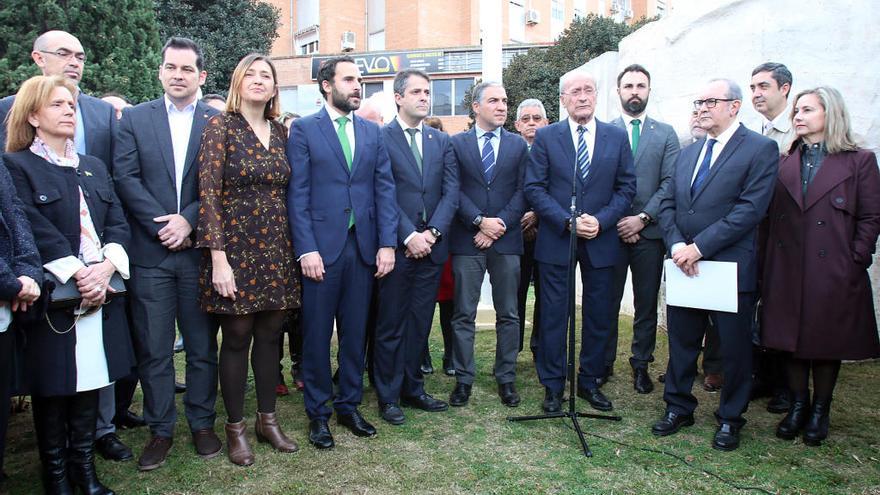 Representantes políticos durante el homenaje.