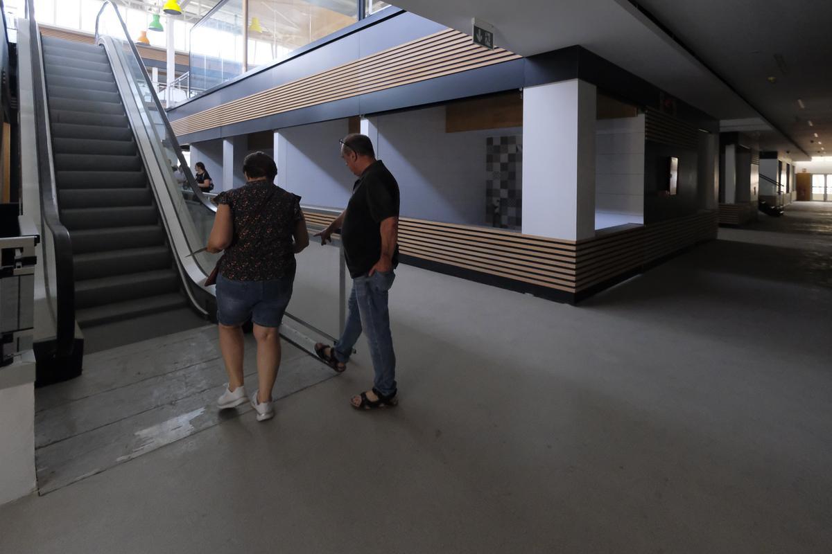 Dos personas en el interior del mercado municipal de Telde