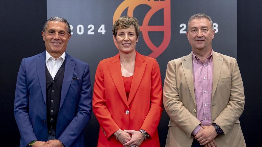 Sergio Scariolo y Miguel Méndez posan con Elisa Aguilar tras el anuncio de su continuidad. // EUROPA PRESS