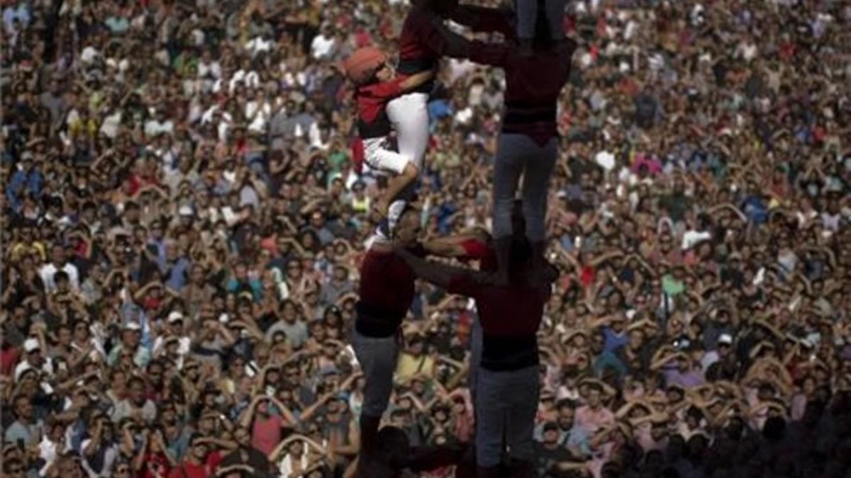 La 'colla' Joves Xiquets de Valls, durante su actuación en la jornada 'castellera' de la Mercè en la plaza de Sant Jaume, este domingo.