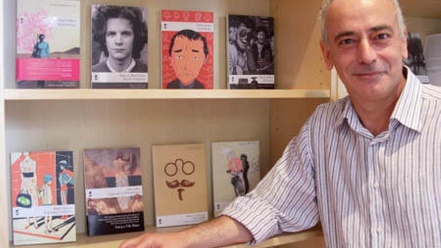 Gonzalo Canedo ante algunos títulos  publicados por Libros del silencio