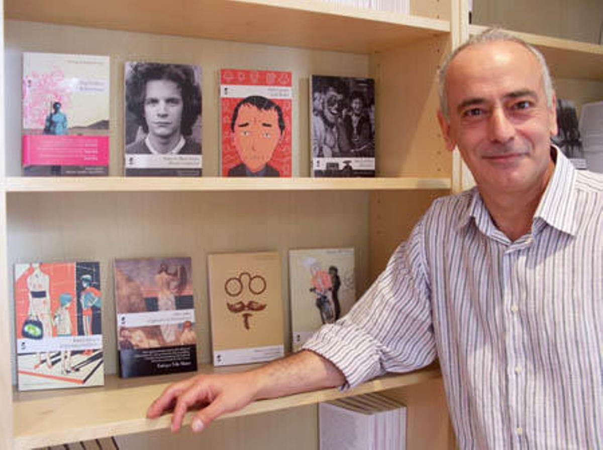 Gonzalo Canedo ante algunos títulos  publicados por Libros del silencio