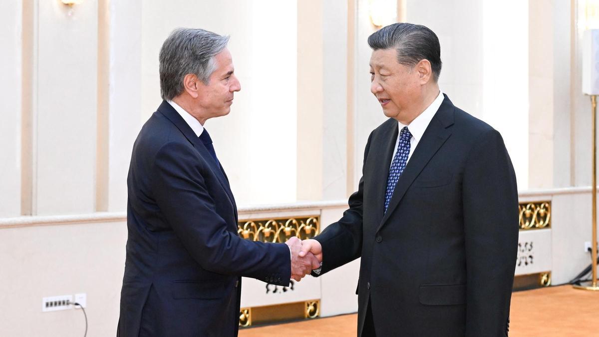 El secretario de Estado de EEUU, Antony Blinken, saluda al presidente chino, Xi Jinping, este viernes en Pekín.