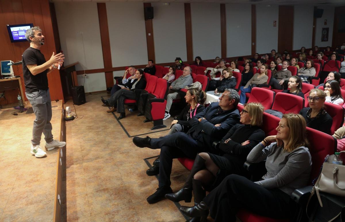 El doctor Xavier Cortés, ayer, durante la primera sesión presencial.