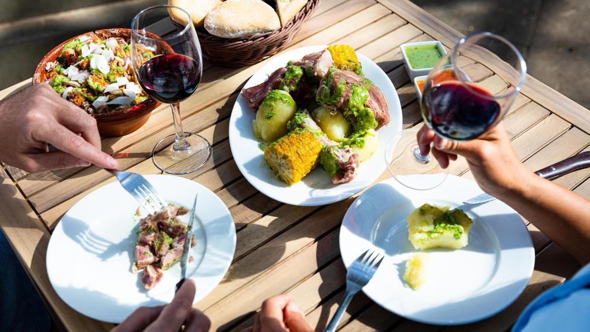 En un 'guachinche' podrás degustar un plato casero, sencillo y sabroso acompañado de un buen vaso de vino de cosecha propia