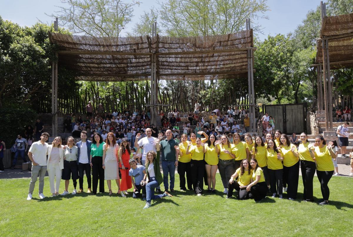 Los participantes en el encuentro ‘Creciendo Juntos’ y el público asistente, ayer, en el auditorio de Bioparc Valencia.