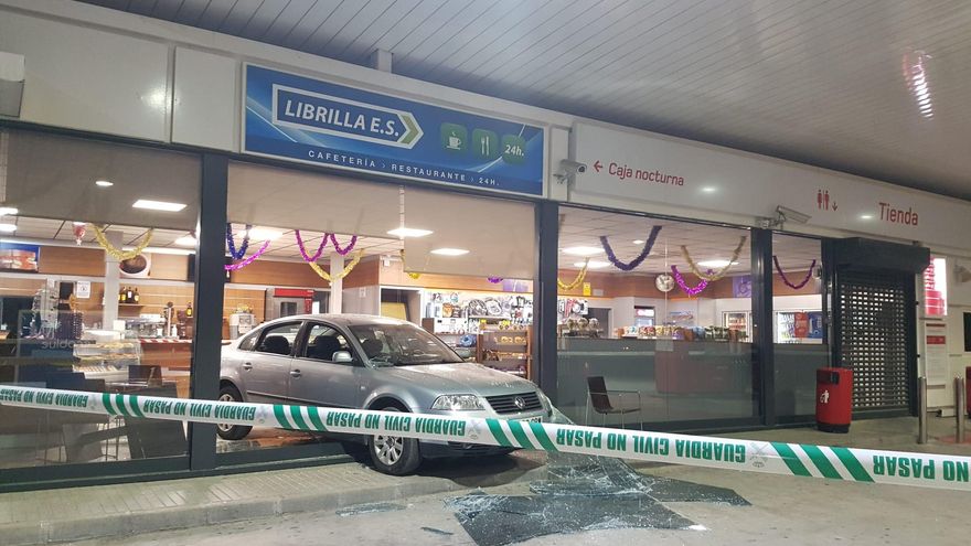 Estrellan un coche de madrugada para robar en la gasolinera de Librilla y amenazan a la dependienta