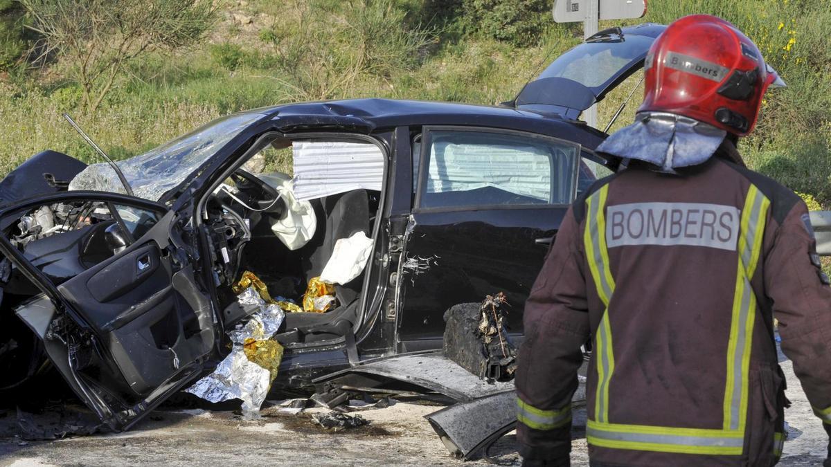 En este accidente de Girona fallecieron cuatro personas en una colisión frontal. / Efe
