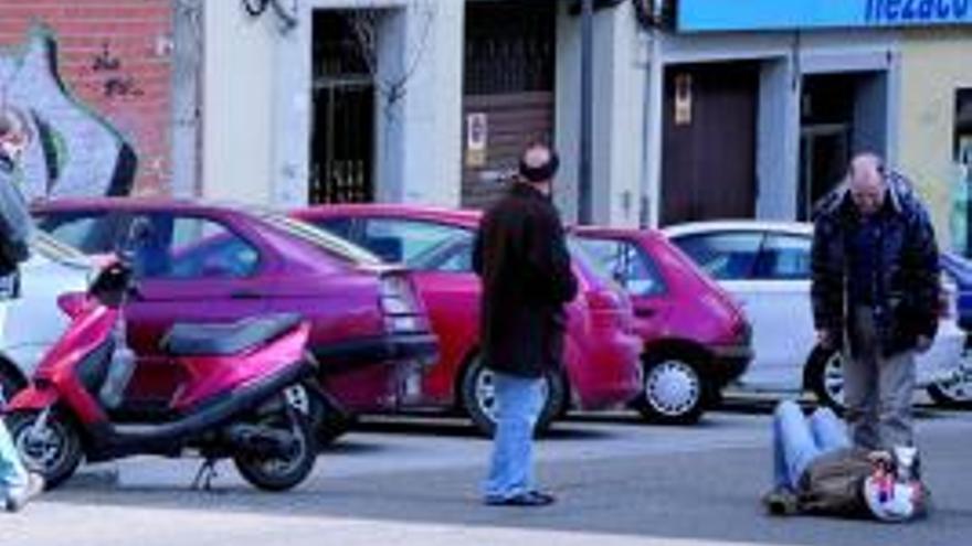 El motorista yace en el suelo tras la caída.