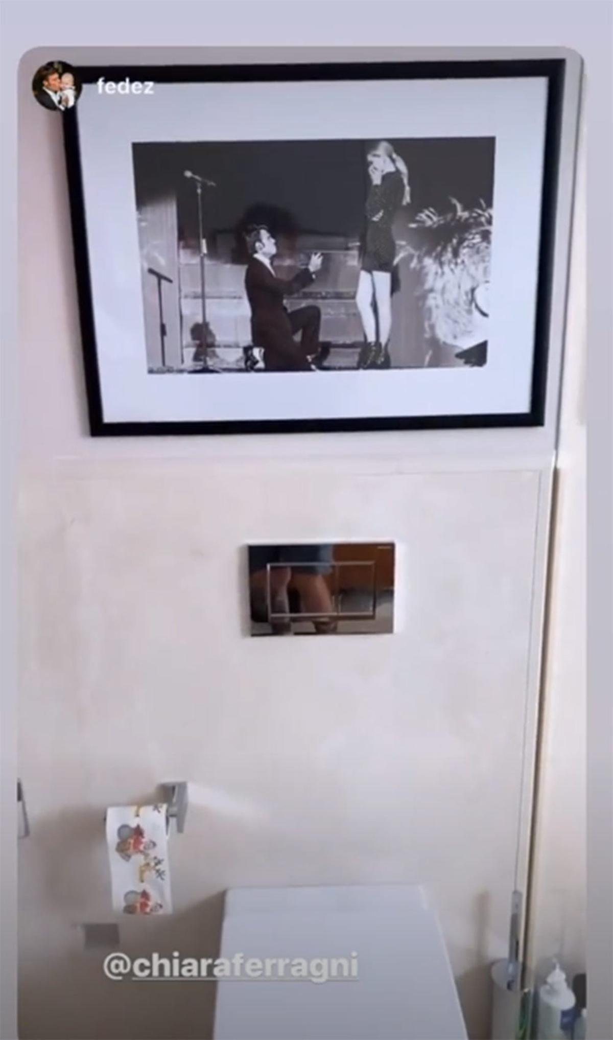 Fotografía de la pedida de mano de Chiara y Fedez en el baño
