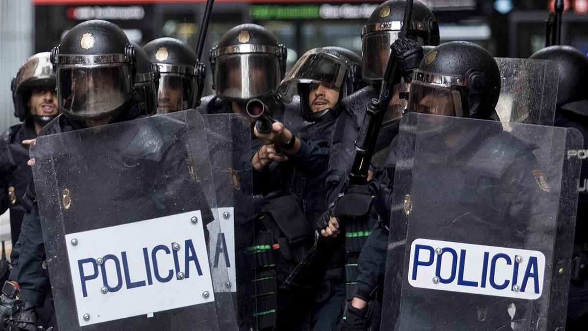 Policías nacionales, el 1-O en el colegio Ramon Llull de Barcelona.