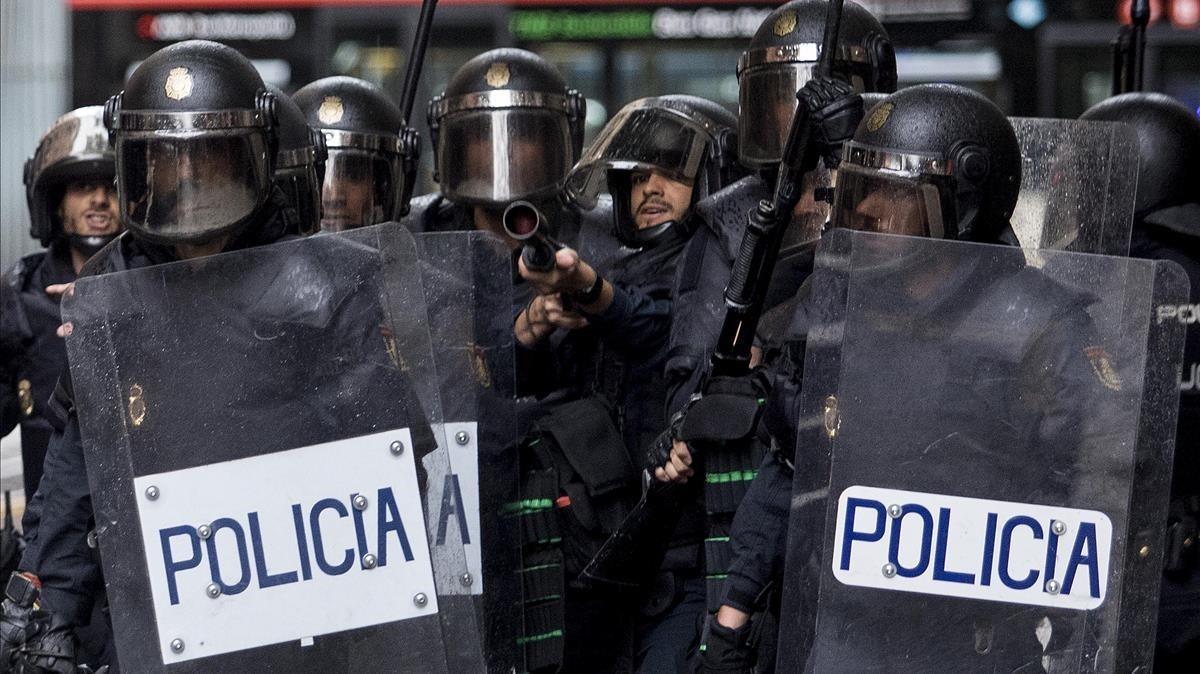 Policías nacionales, el 1-O en el colegio Ramon Llull de Barcelona.