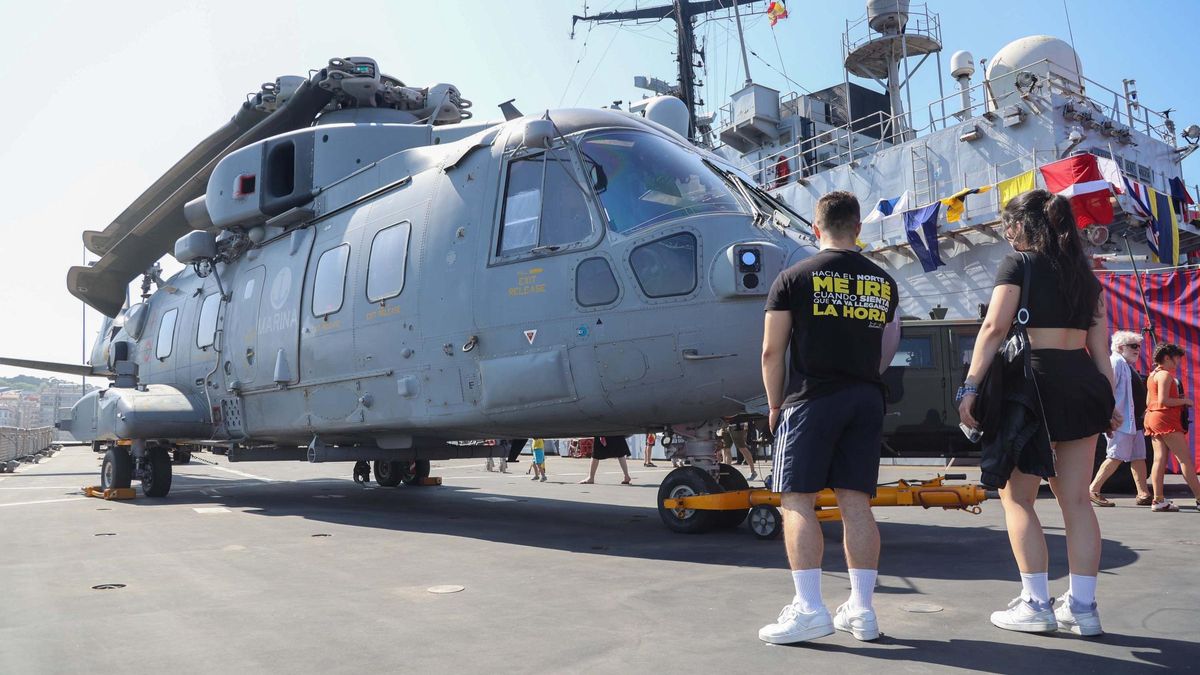 El buque 'San Giorgio', de la Armada de Italia, atraca en A Coruña en una visita no oficial