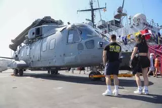El buque 'San Giorgio', de la Armada de Italia, atraca en A Coruña en una visita no oficial