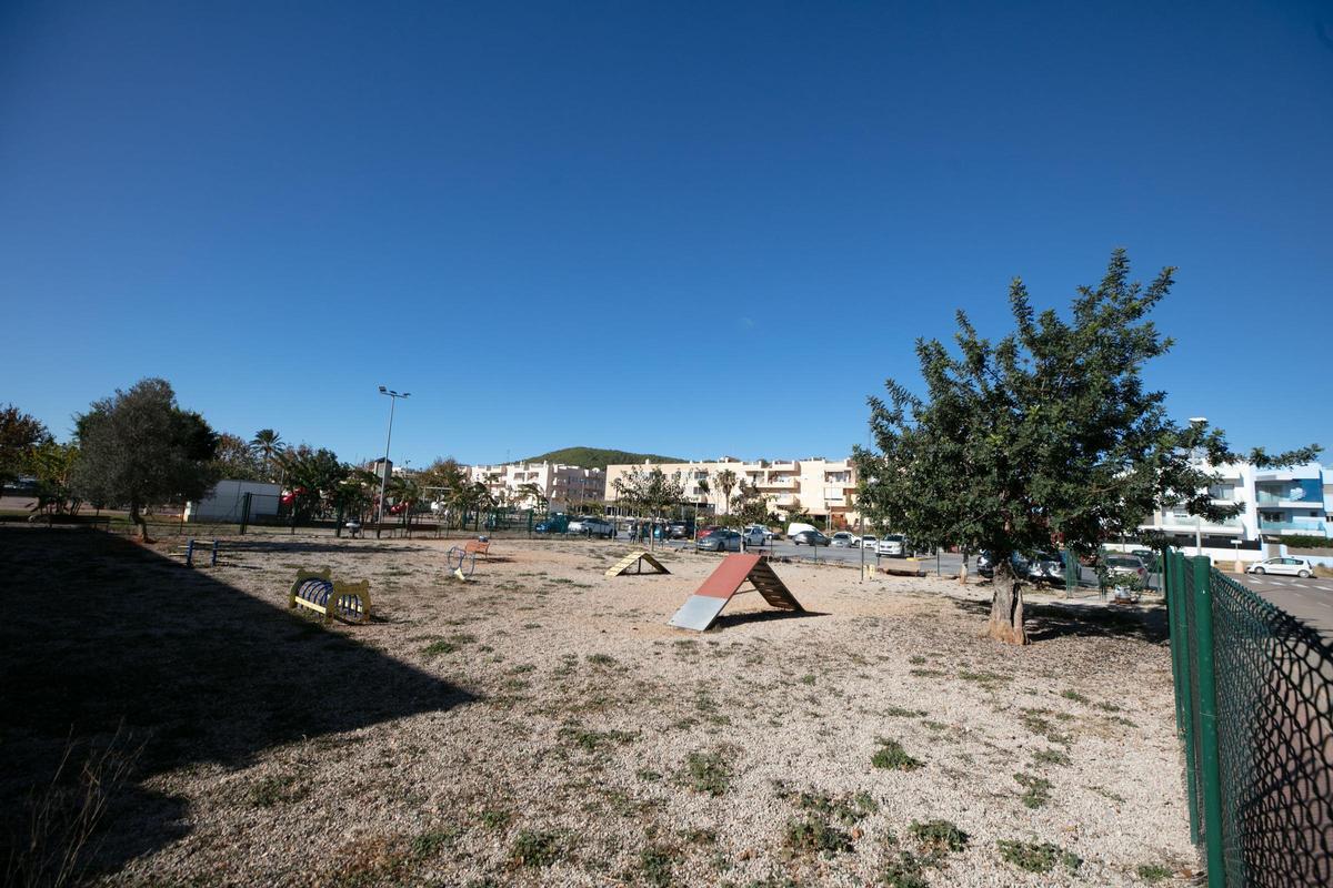 El espacio del parque canino en el que estará ubicará la futura escoleta