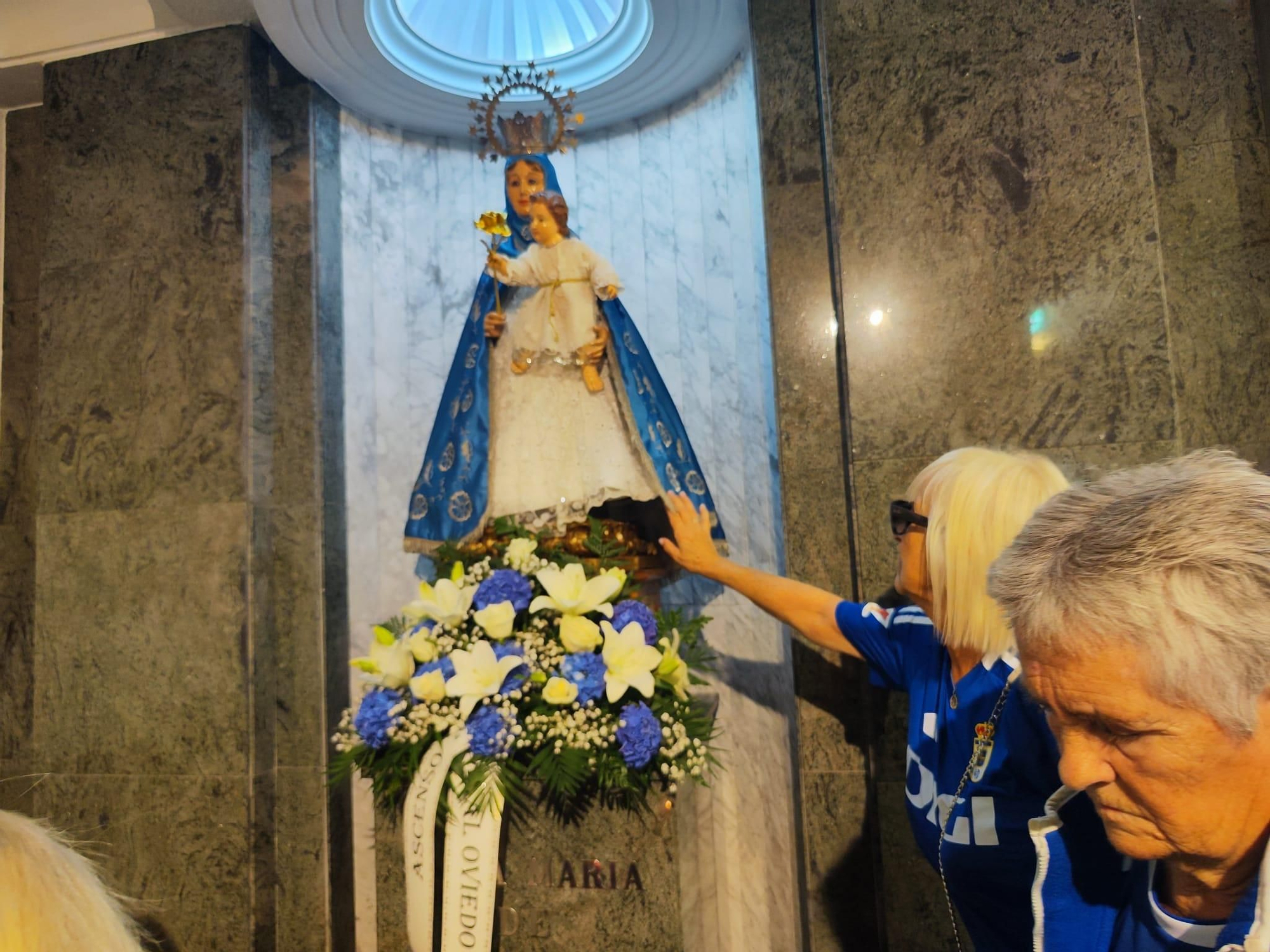 Ofrenda azul en Lugo de Llanera: los oviedistas agradecen a Santa María el ascenso a Primera