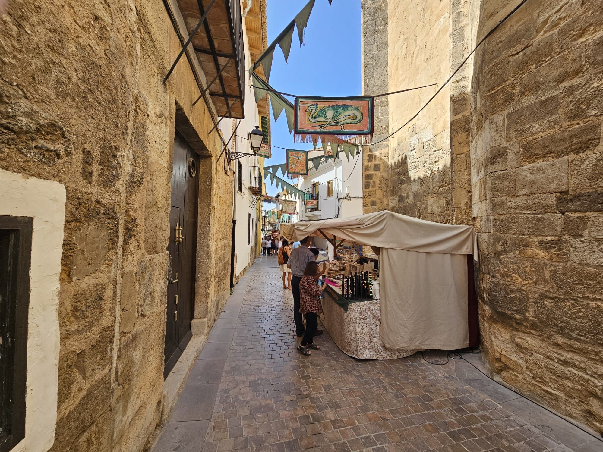 La Villa de Requena vuelve al pasado con el mercado medieval