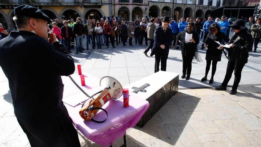 Un momento, ayer, del entierro de &quot;Consolidación del Olvido&quot; por parte de los trabajadores municipales.