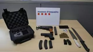 Los mossos requisan un subfusil y una pistola en un operativo contra clanes de la droga en Sant Cosme