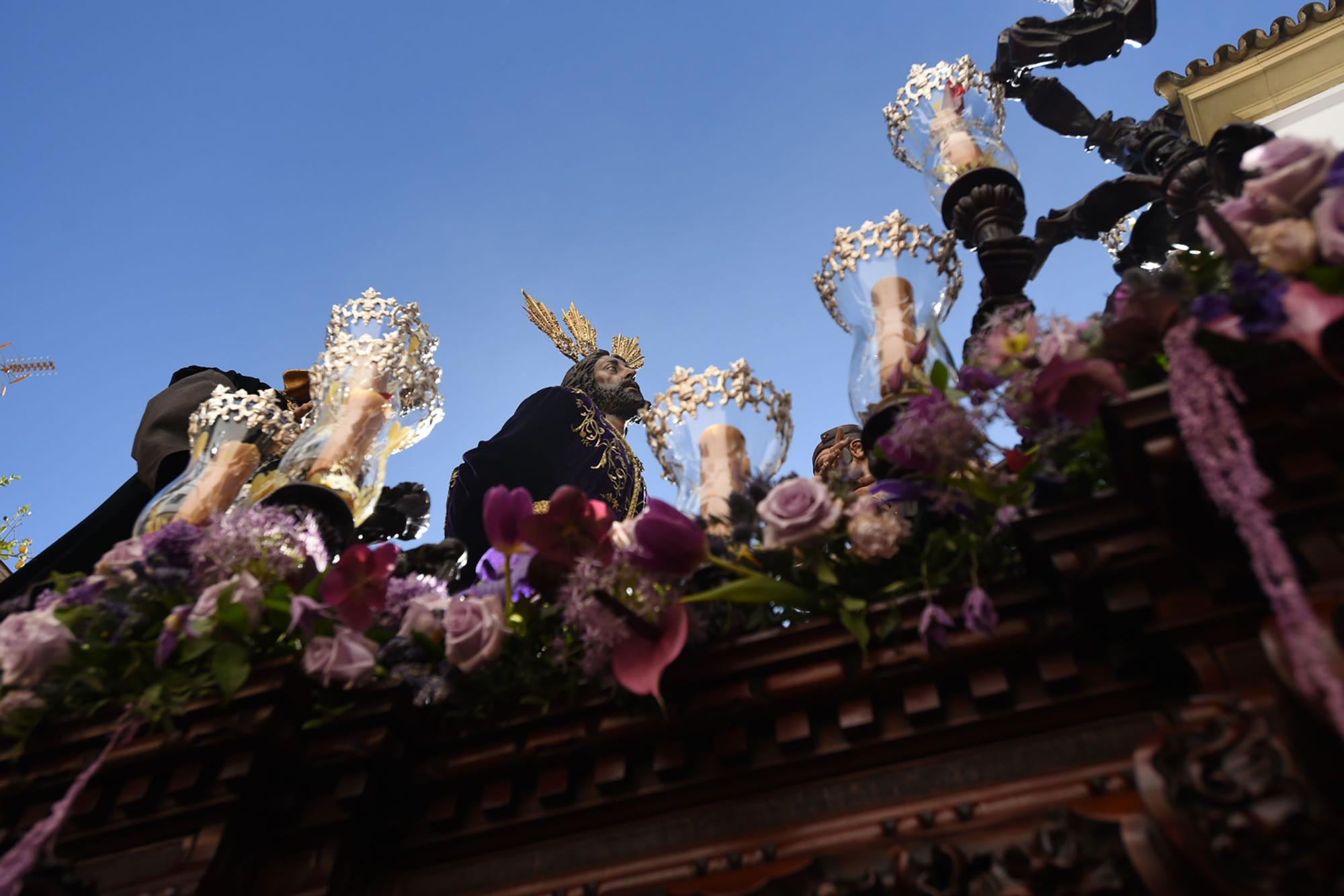 La hermandad del Perdón serpentea camino de la Catedral