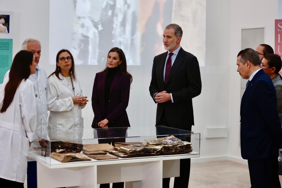 Los Reyes visitan el proyecto "Salvem les Fotos" de la UPV