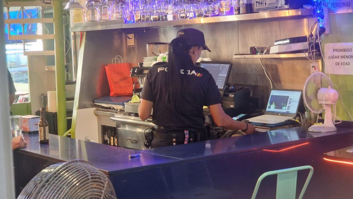 Una de las agentes encargadas de los perros, durante el registro dentro de una de las barras