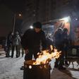 Residentes se reúnen alrededor de una fogata en una cocina móvil en Kiev que proporciona comida y calor a quienes se quedaron sin energía por los ataques rusos.