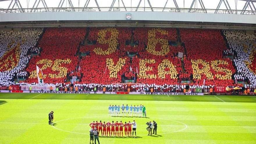 Mosaico en Anfield sobre las 96 víctimas de Hillsborough antes del Liverpool-Manchester City. // LFC