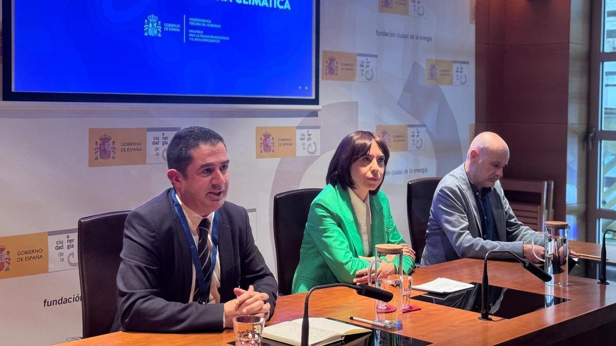 El alcalde durante su intervención en la convención junto a la ministra de Ciencia