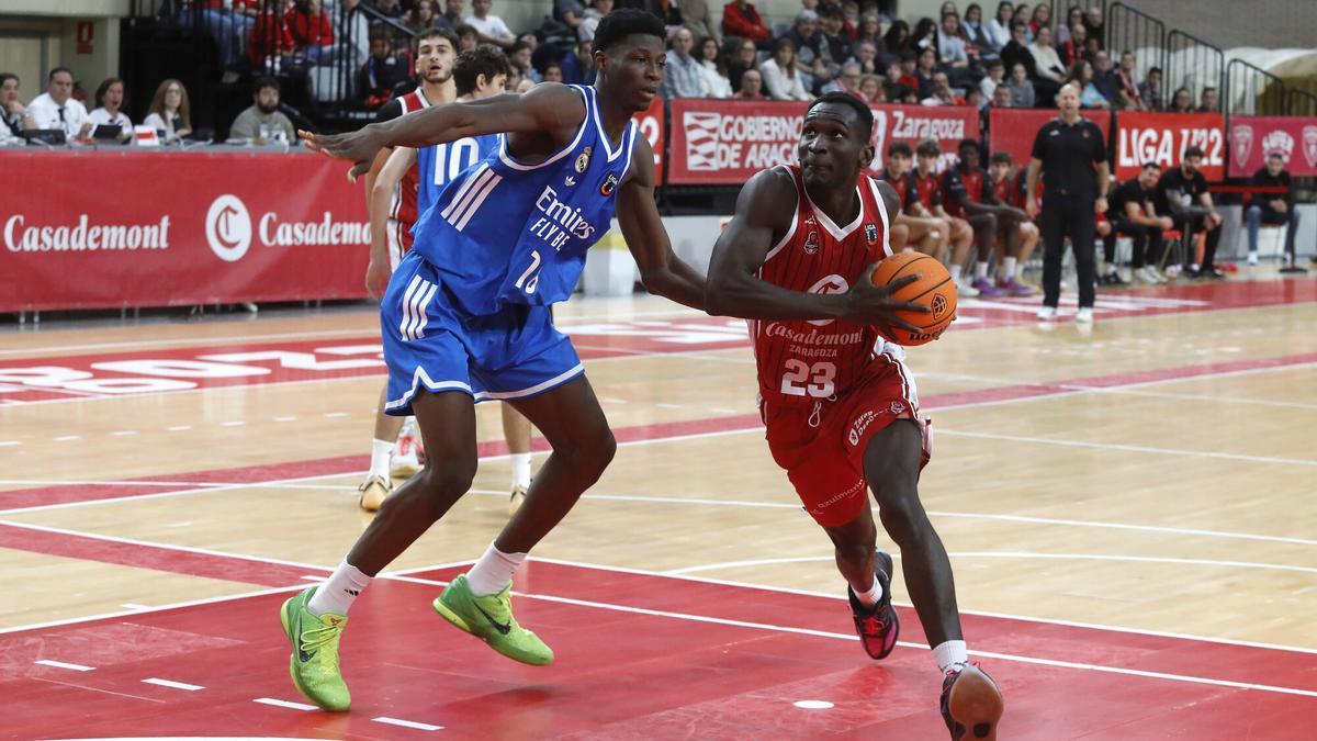 Mambi Traoré, antes de tirar a canasta en el partido entre el Casademont Zaragoza U22 y el Real Madrid.