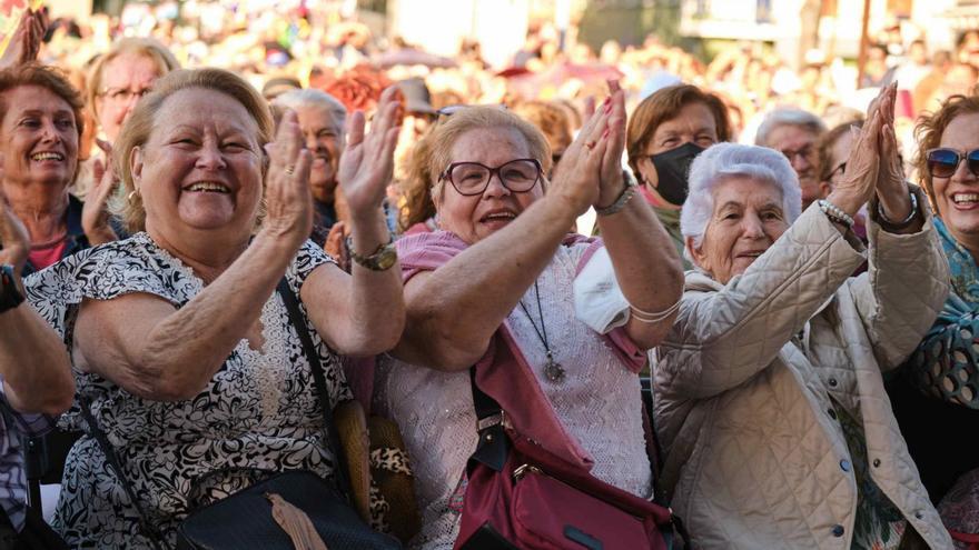 Varias mujeres mayores durante un concierto destinado a este segmento de la población en La Laguna . | | CARSTEN W. LAURITSEN