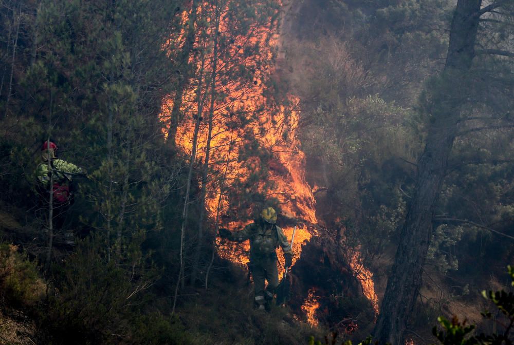 Los bomberos luchan contra el fuego en Guadalest