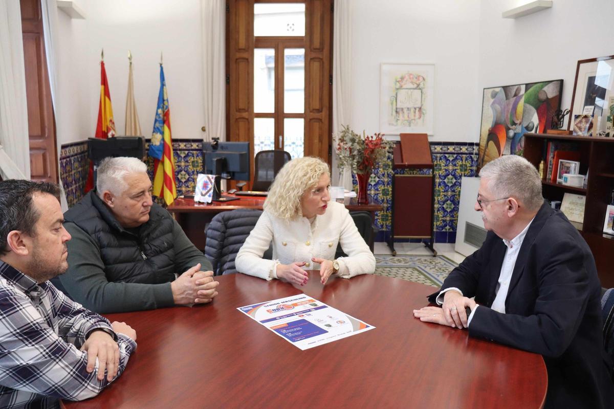 El presidente de la Federación de Baloncesto de la Comunitat Valenciana (FBCV), Salvador Fabregat, se ha reunido en el Ayuntamiento de Meliana con la alcaldesa, Trinidad Montañana; el concejal y diputado de Deportes, Pedro Cuesta; y el presidente del BC Meliana, Ramón Bosque.