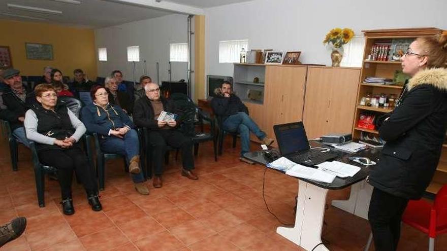 La charla se celebró en la escuela de Castro. // Bernabé/Cris M.V.