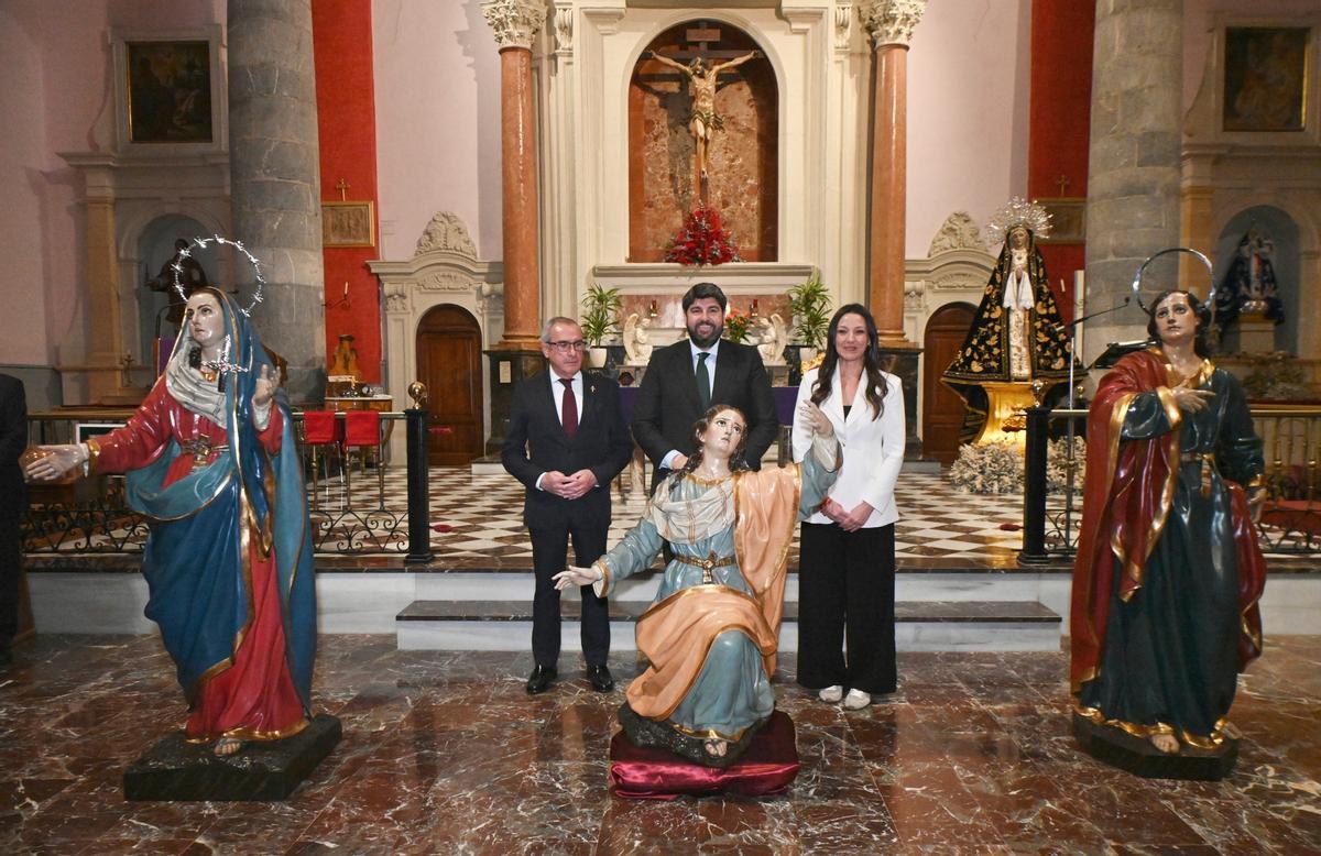 López Miras entrega a la Cofradía del Perdón de Murcia las imágenes del paso del Calvario restauradas por la Comunidad.