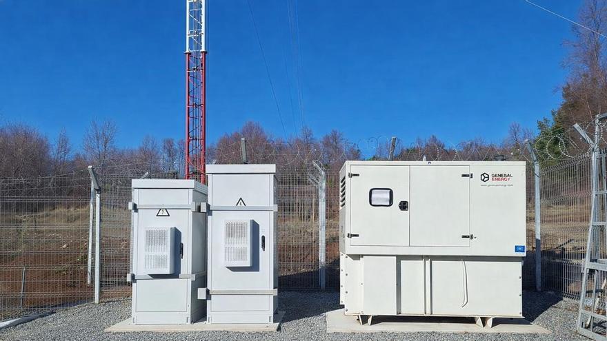 La coruñesa Genesal despliega en helicóptero 55 grupos electrógenos para telecomunicaciones en Latinoamérica