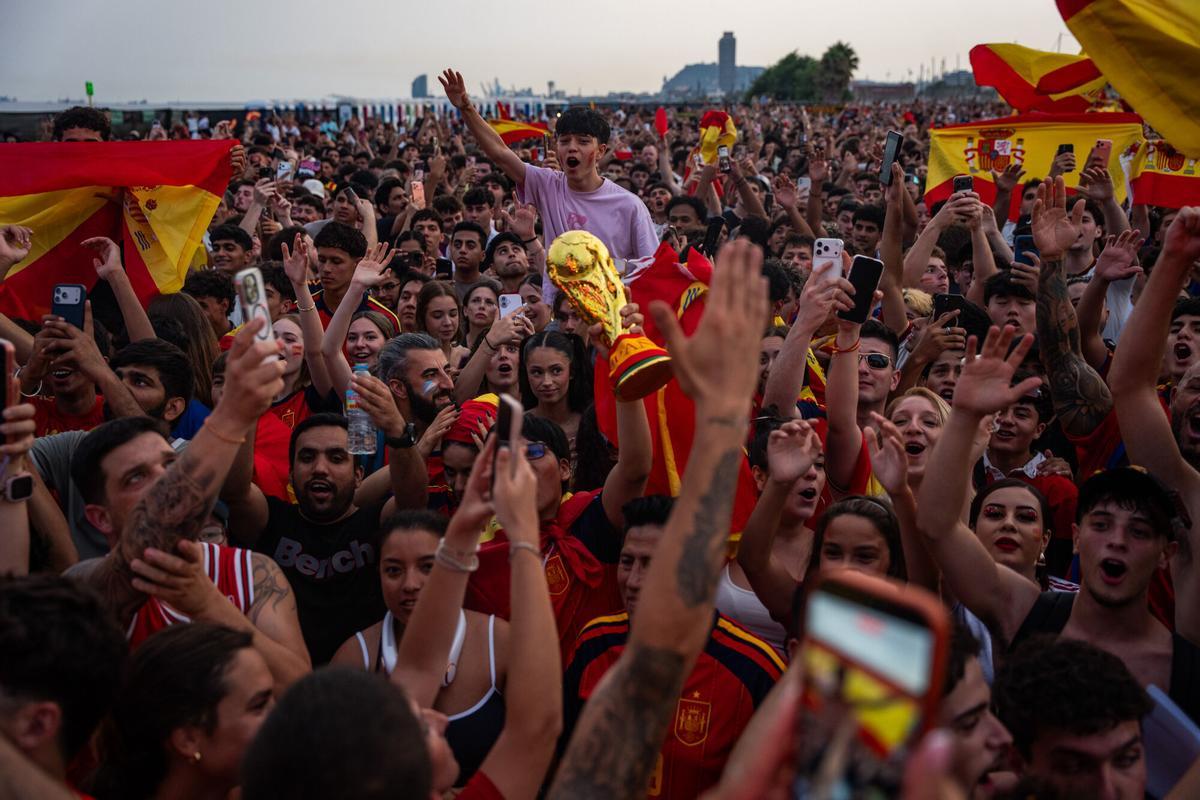 Aficionados de la selección española y de la selección argentina siguen la final del Mundial 2026 en la pantalla gigante situada en la Plataforma Marina del Fòrum