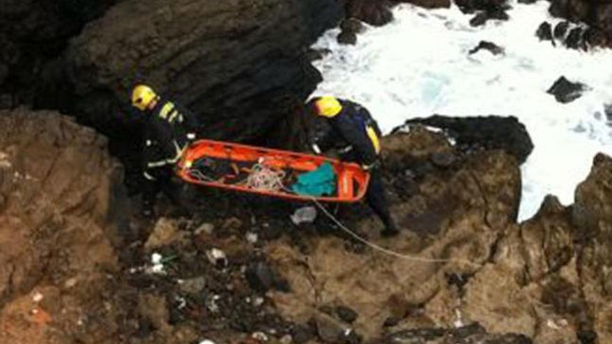 Los bomberos, durante la tarea de rescate en la costa de Tinoca. i LP / DLP