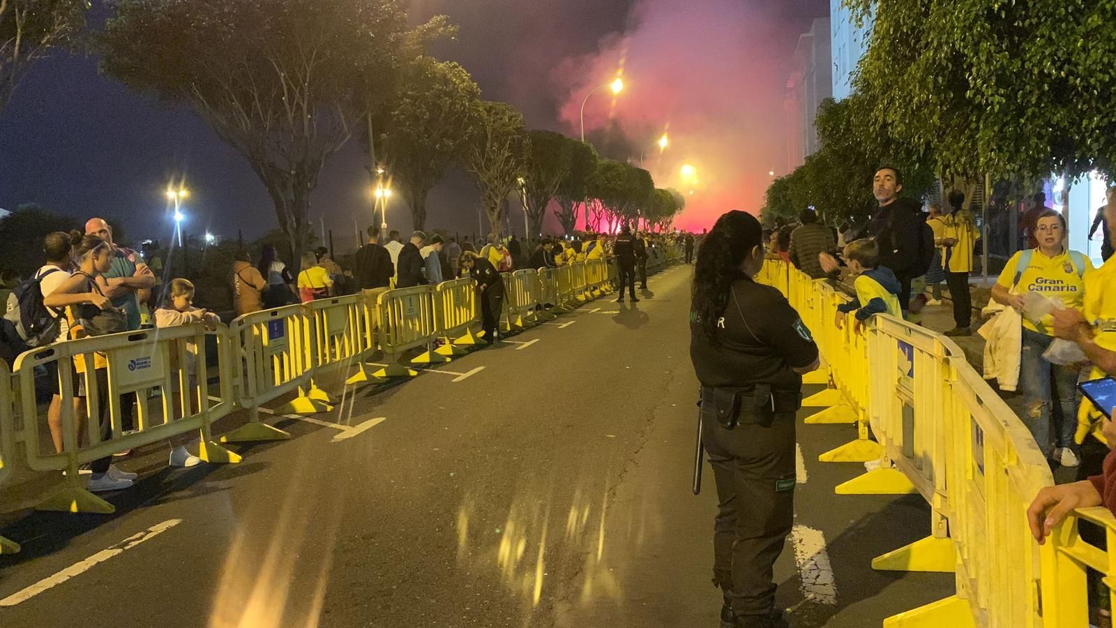 Los aficionados de la UD Las Palmas reciben la guagua con los jugadores