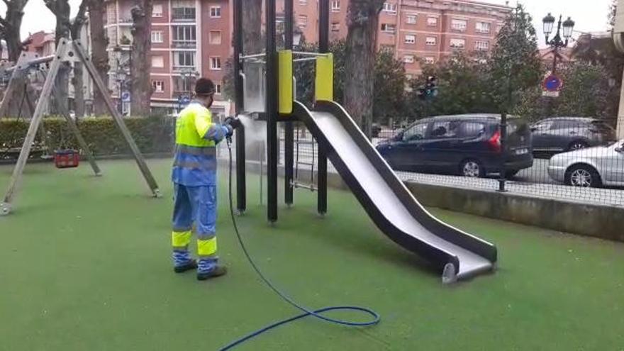 Asturias cierra y desinfecta los parques infantiles