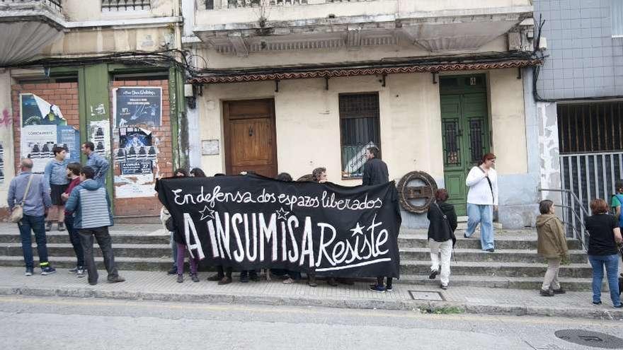 Concentración en apoyo al detenido, ayer, en la puerta del juzgado de guardia.