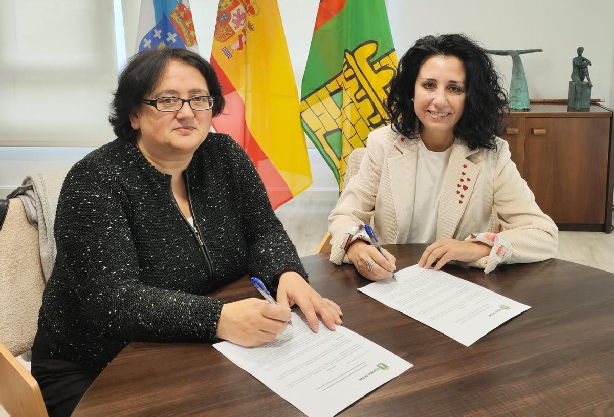 Eva García, esquerda, e Margarita Lamela asinando o convenio.