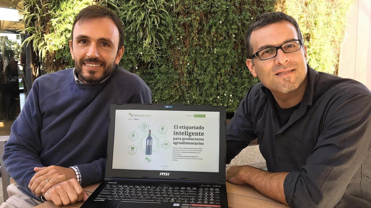 Fernando Vázquez y Alberto Fernández, director de Marketing y director técnico de Naturcode. / El Correo