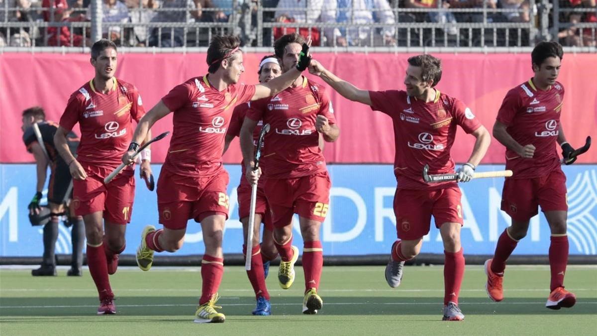 Los jugadores de la selección española de hockey hierba festejan el gol de Pep Romeu.