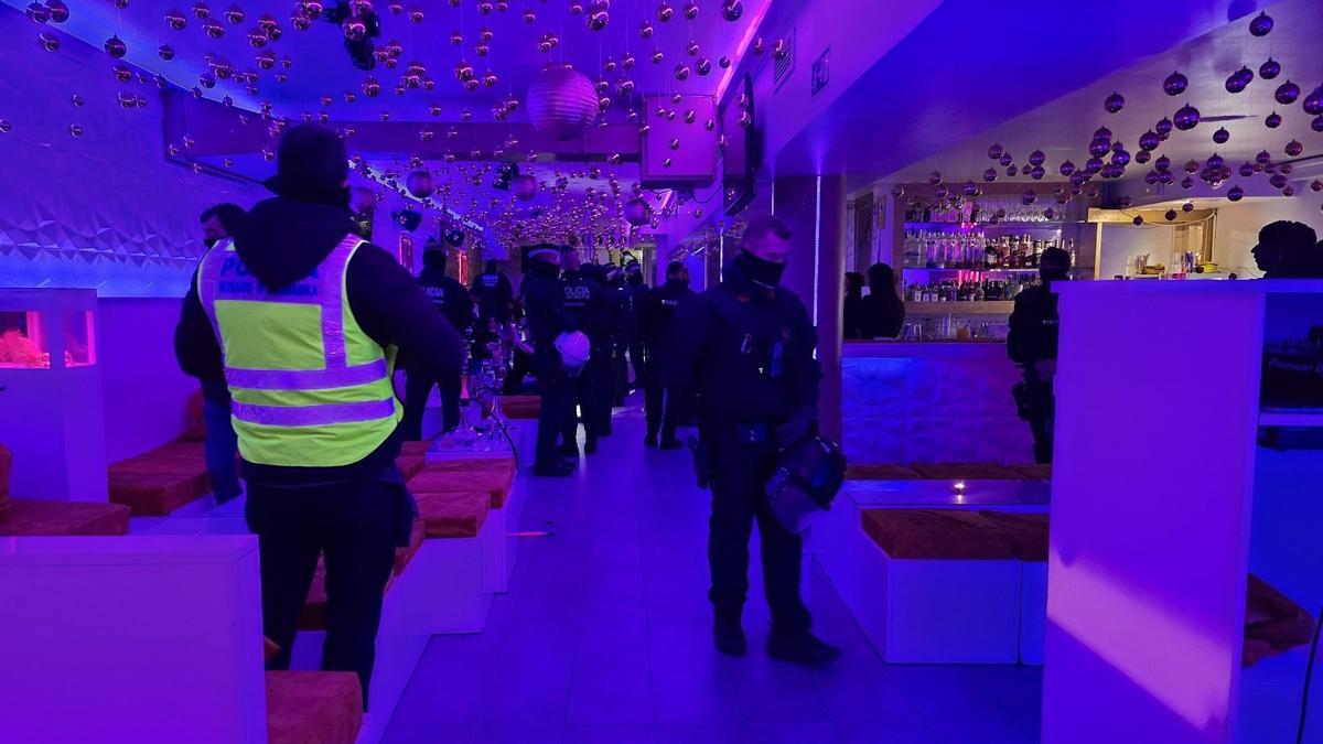 Redada en un bar de 'shishas' en Barcelona 48 identificados y