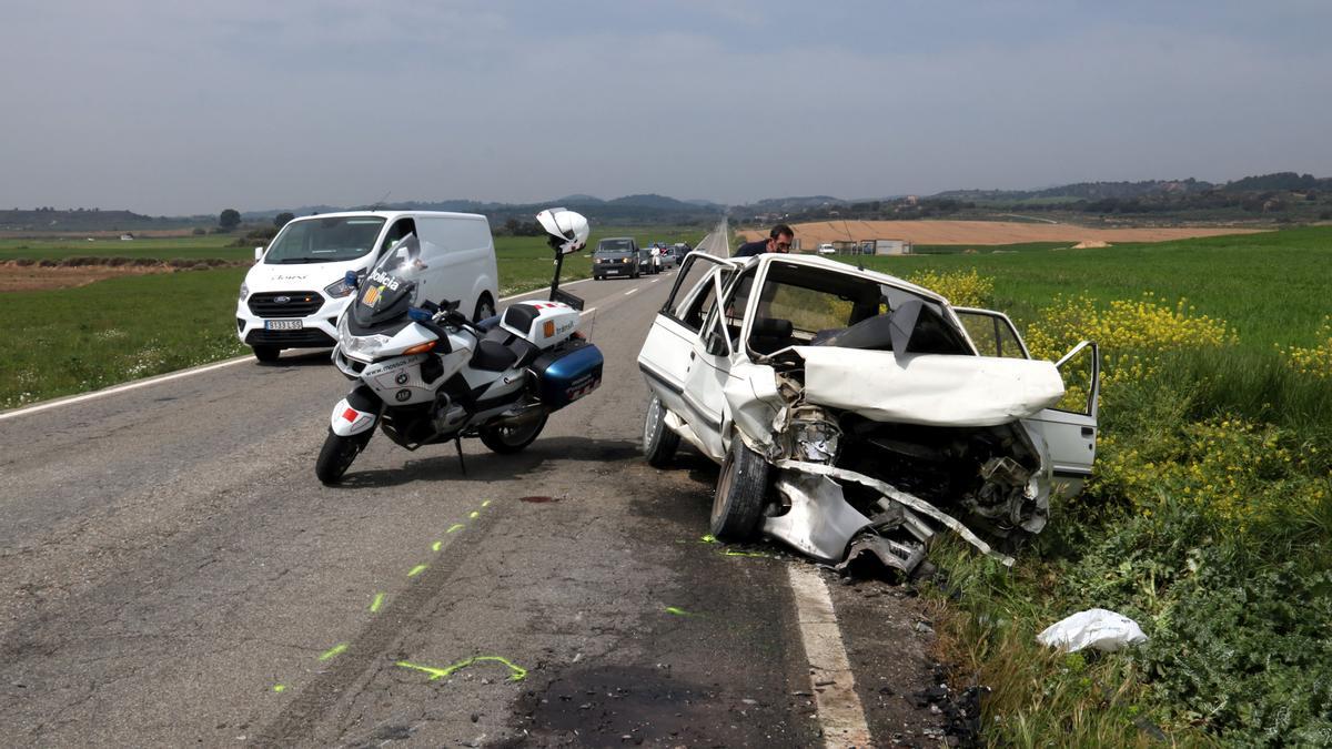 Mor el conductor d’un turisme i un altre queda ferit greu en un xoc a Balaguer Mor el conductor d’un turisme i un altre queda ferit greu en un xoc a Balaguer