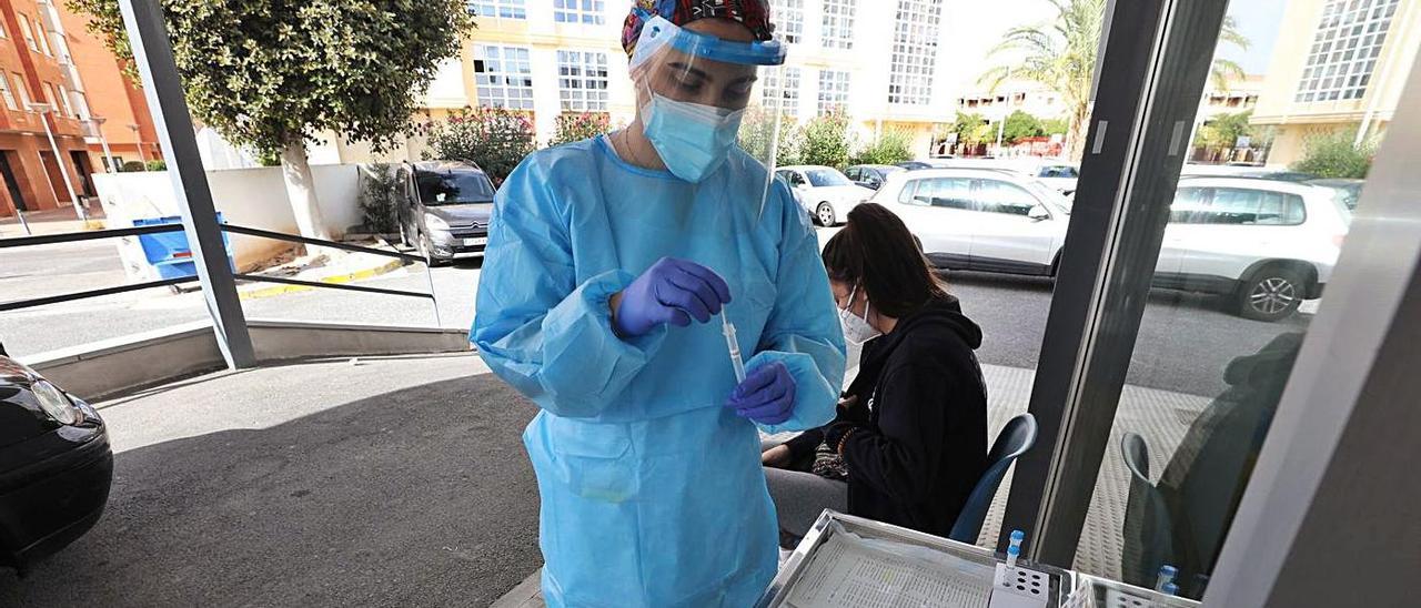 Toma de muestras para una PCR, en una imagen de archivo